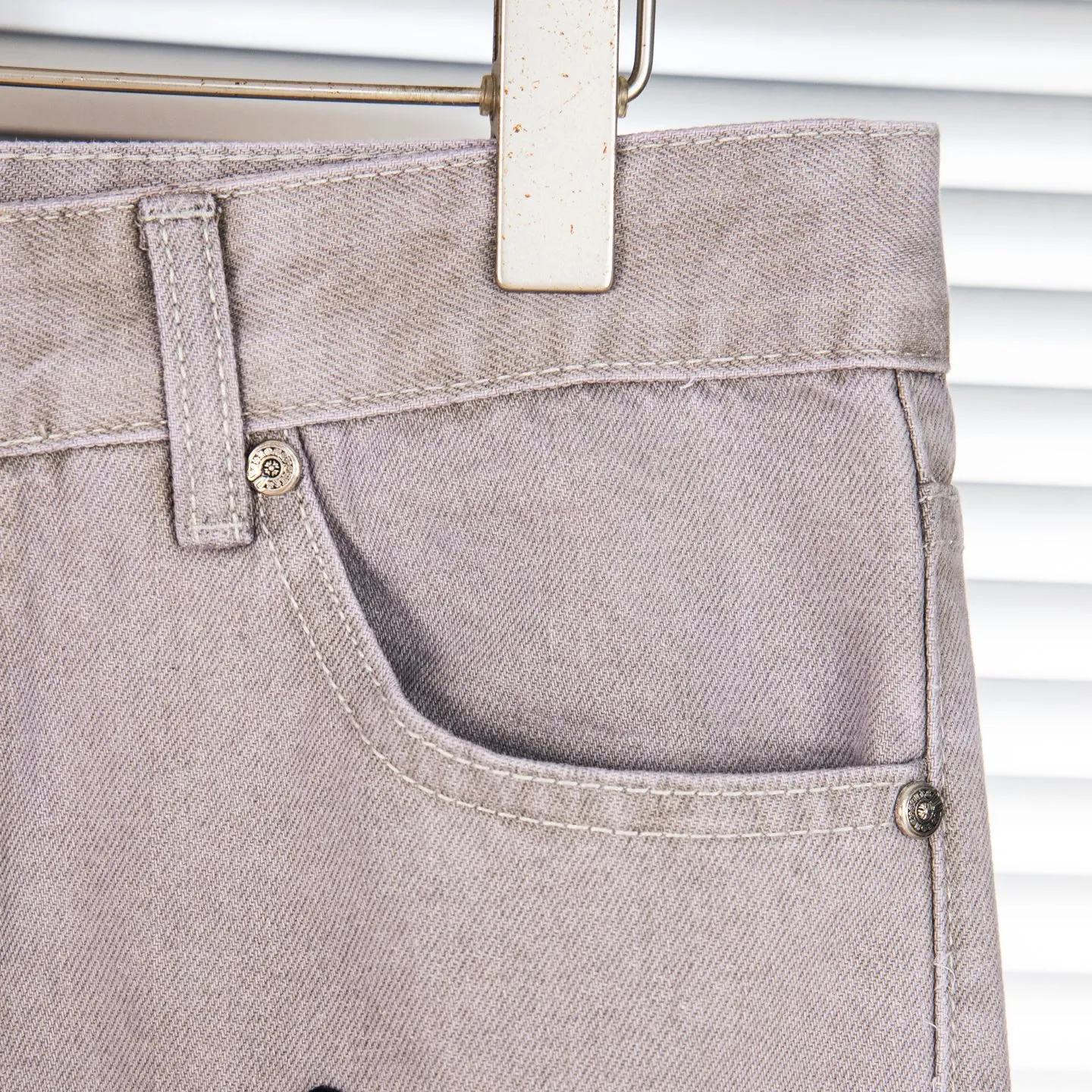 P290 Chrome Hearts Gray Cow King Jeans Multi-Leather Standard Work Jeans CH Jeans All need to be washed and then disassembled and hand-stitched with sheepskin cross leather and then spliced to complete. The whole process is too complicated to describe. About Chrome Hearts This is an extremely luxurious fashion brand that can also be called the aristocracy of the high street. It has always been an exclusive brand for some hipsters or the second generation of rich people. Compared with ordinary high streets, it is more luxurious and noble. Compared with luxury brands, it is more fashionable and individual. It has always been a brand that I have a special liking for. Style number: 1763# Color: Gray Size: 28 30 32 34 36